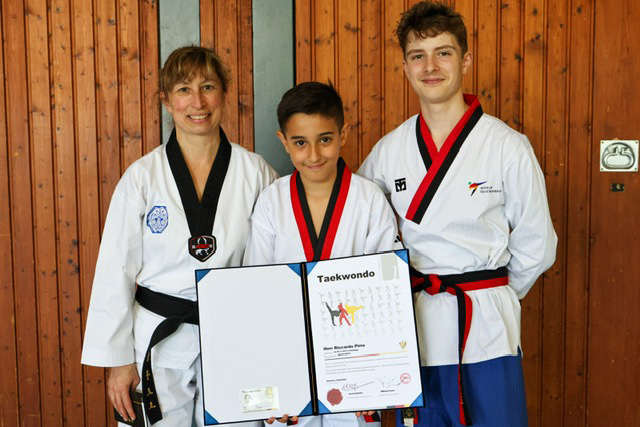 Neuer Schwarzgurt beim Taekwondo